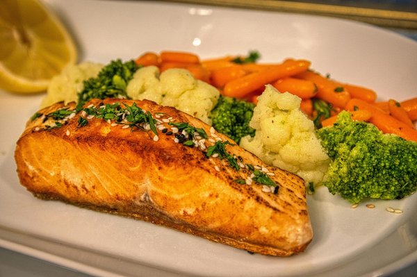 Quelle est la meilleure technique pour désarêter un filet de poisson finement?