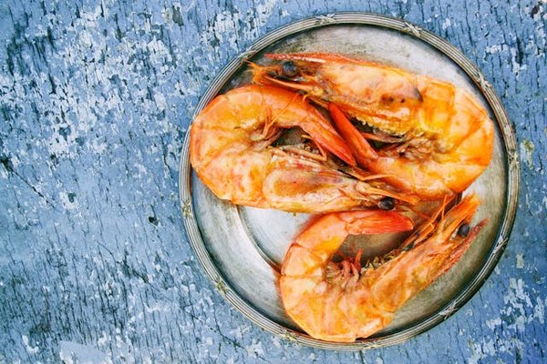 Quels sont les ingrédients pour un cocktail de crevettes et avocat en verrine ?