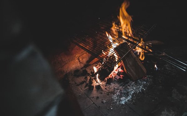Quels sont les éléments clés pour réussir la cuisson à la broche dans un restaurant de grillades?